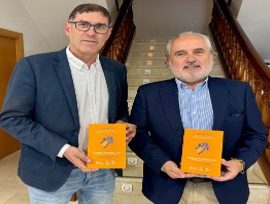 Ramón Prous dona a la Biblioteca Municipal su obra “Comercio sostenible 2030. Dinamización del comercio local”. Ramón Prous dona a la Biblioteca Municipal su obra “Comercio sostenible 2030. Dinamización del comercio local”.