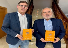 Ramón Prous dona a la Biblioteca Municipal su obra “Comercio sostenible 2030. Dinamización del comercio local”.